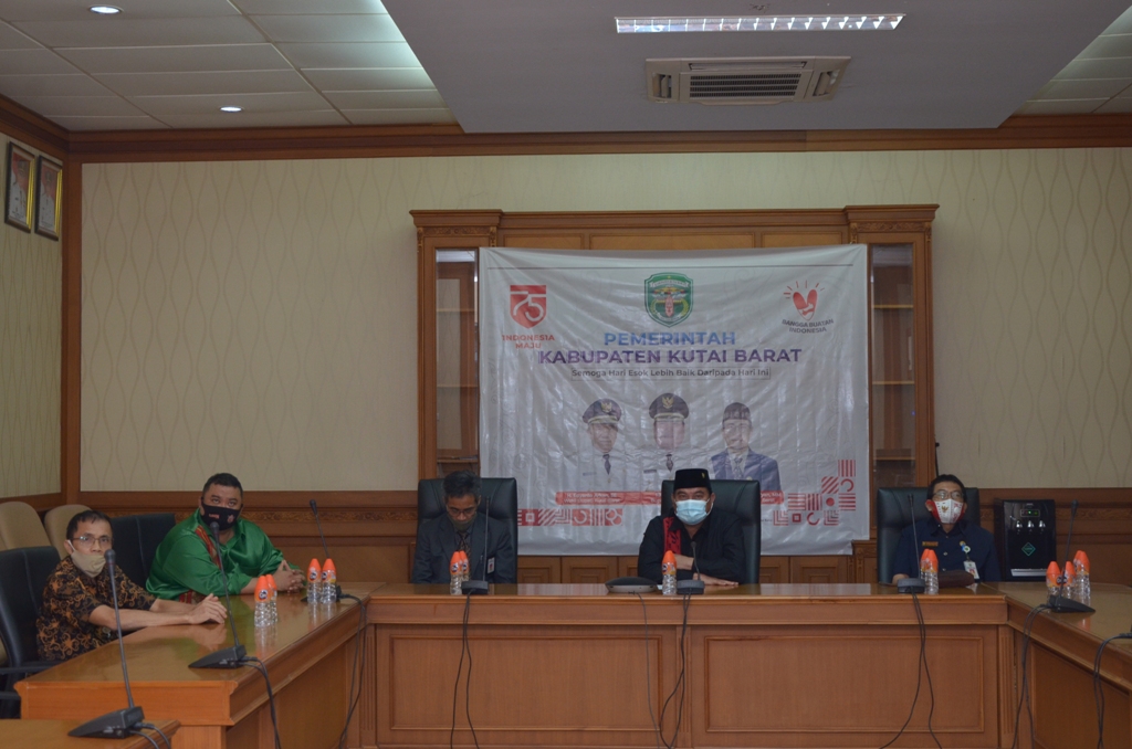 Bupati FX Yapan Mendengarkan Pidato Kenegaraan